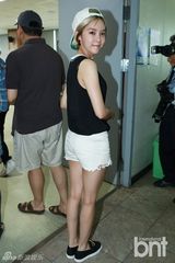 组图：T-ara孝敏银色短发惹眼 现身选举投票所