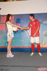 组图：欧文访港秀球技 与美女球迷亲密接触