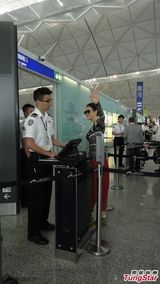 组图：巩俐裤装现身机场 亲民微笑热情拥抱道别