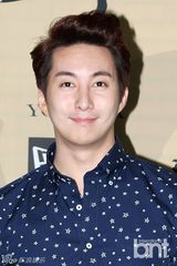 组图：Rainbow出席活动 透视露腿秀性感