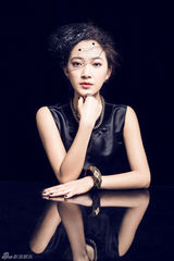 组图：秦子越曝最新写真 黑纱遮面透显高贵气质