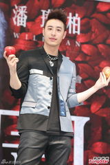 组图：潘玮柏嫉妒黑人得双胞胎称要跟进