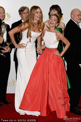 组图：索菲娅-维加拉白色抹胸裙优雅登台