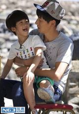 组图：亲子真人秀星爸萌娃PK 呆萌奥莉虏获人心