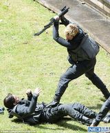 组图：劳伦斯赶拍新片窘态百出 候场时打伞卖萌