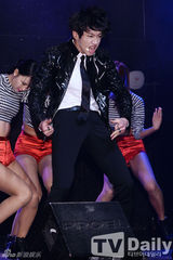 组图：U-KISS办新专辑Showcase黑衣造型酷帅