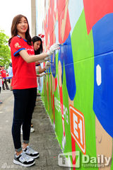 组图：金妍儿出席壁画活动 造型清丽表情丰富