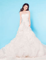 组图：赵丽颖时尚婚纱写真 长发盘起风情万种