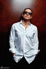 组图：尚格云顿一字马不怕模仿 学TFBoys跳舞