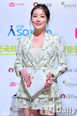 组图：SISTAR热裤劲舞 助阵慈善音乐会