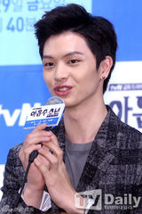 组图：BTOB星材A pink初珑牵手出席发布会