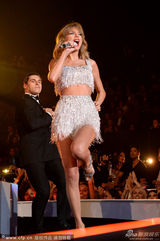 组图：泰勒-斯威夫特献唱新单 露蛮腰狂甩头激情四射