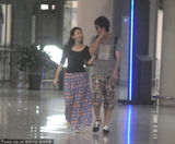 组图：唐一菲机场苦等凌潇肃 见后搂抱旁若无人