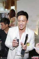 组图：陈茵媺出席活动 大赞老公陈豪完美