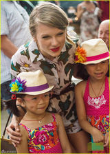 组图：斯威夫特热裤秀美腿 与小粉丝合影甜笑