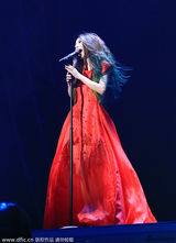 组图：SHE大雨中开演唱会 Ella与Hebe玩女女吻