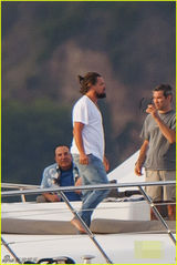 组图：小李子游艇表演功夫 铆劲飞踢霸气十足