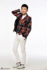 组图：大左化身顽皮绅士 玩转初秋复古风