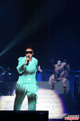 组图：陈奕迅北京开唱不慎滑倒 孙杨谢杏芳撑场