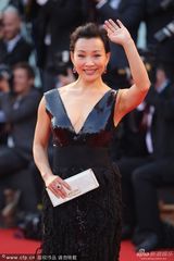 组图：威尼斯闭幕红毯 评委陈冲深V裙美艳