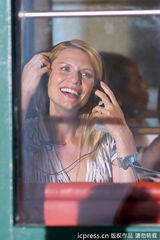 组图：克莱尔-丹尼斯挺大肚现身片场任监制