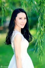 组图：石天琦田园花样写真 清新恬美笑容明媚