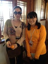 组图：王菲民族风装扮游丽江古镇素颜逛街