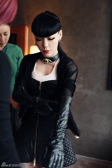 组图：吴莫愁巴黎时装周后台超短裙照曝光