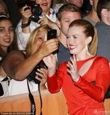 组图：《魔鬼绳结》首映 威瑟斯彭性感露乳沟