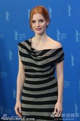 高清图：《大将军寇流岚》发布会 拉尔夫费因斯护花