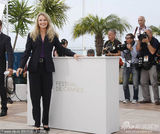 组图：《睡美人》发布会 艾米丽-布朗宁俏皮亮相 