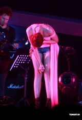 组图：A-Lin香港开唱秀美腿清唱秀唱功