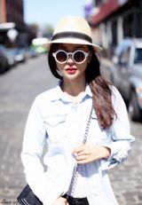 组图：龙女郎姚星彤纽约街拍时尚唯美显清纯