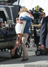 组图：迪亚兹新片热吻ladygaga男友