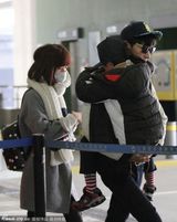 组图：张亮全家现身机场 天天被粉丝吓哭