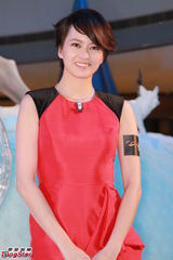 组图：梁咏琪红裙亮相优雅妩媚