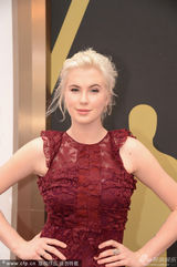 组图：模特鲍德温亮相红毯 蕾丝红裙美腿惹火