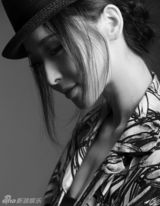 组图：李曼黑白爵士大片曝光 展现夏日别样风采 