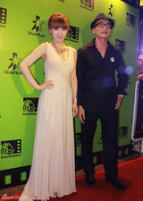 高清组图：柳岩性感亮相新加坡 《画壁》揭神秘面纱