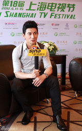 组图：吴奇隆上视节人气奖无悬念称感谢粉丝