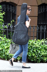 组图：安妮-海瑟薇背吉他现身片场文艺范十足