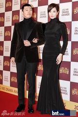 组图：文彩元朴信惠等盛装亮相演技大赏红毯