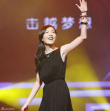 高清组图：张悬获年度女歌手荣誉 秀性感玉背