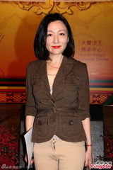 组图：胡敏珊现身佛教盛典 赌王千金何超雄同场