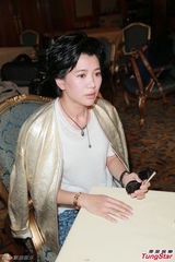 组图：伍咏薇拒谈丈夫旧爱 感谢袁咏仪