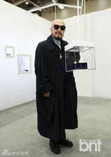 组图：韩设计师李相奉出席国际眼镜展览会