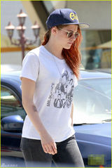 组图：克里斯汀-斯图尔特休闲装扮 纹身吸睛