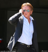 组图：塞隆黑衣平底鞋就医疑怀孕 西恩潘当爹？