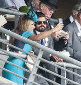 组图：凯瑟琳-詹金斯牵手未婚夫优雅亮相