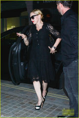 组图：麦当娜涂大红唇深夜现身 着镂空裙秀妩媚